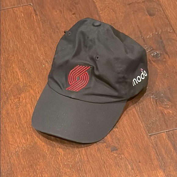 PORTLAND TRAIL BLAZERS Moda Black Cap with Red Logo - Picture 3 of 8